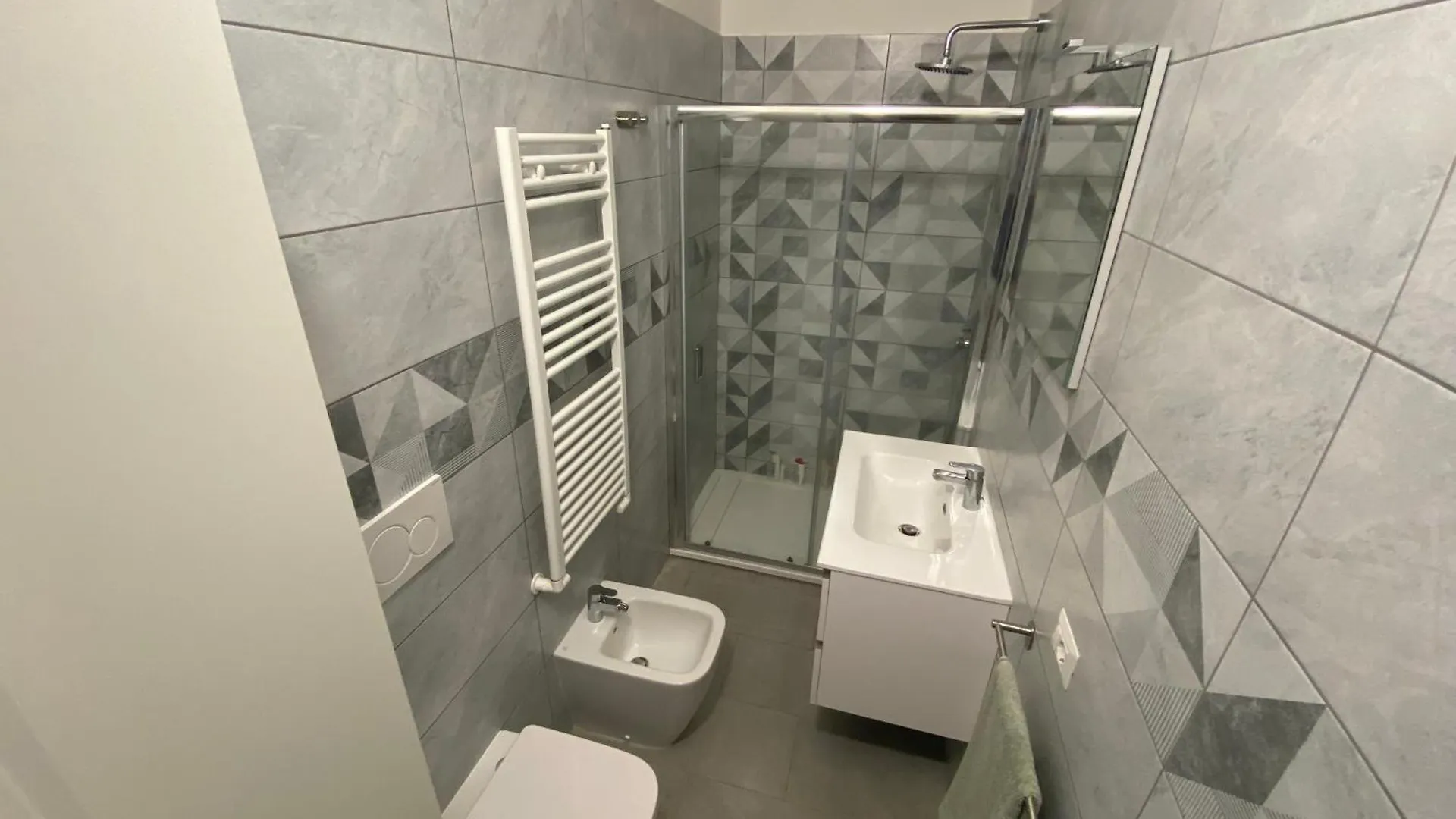 דירות מילאנו Renovated With Two Single Beds